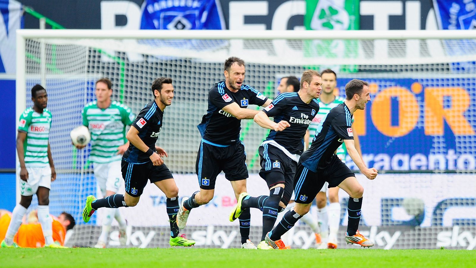 <strong>Pierre-Michel Lasogga provoziert Fürth-Bank</strong> <br>Mit seinem Tor zum zwischenzeitlichen 1:0 sorgte Stürmer Pierre-Michel Lasogga dafür, dass der Hamburger SV eine weitere Saison in der Bundesliga verweilen durfte. Der bis dahin noch nicht abgestiegene Dino konnte sich gegen Greuther Fürth aufgrund der damals noch geltenden Auswärtstor-Regel durchsetzen.&nbsp;