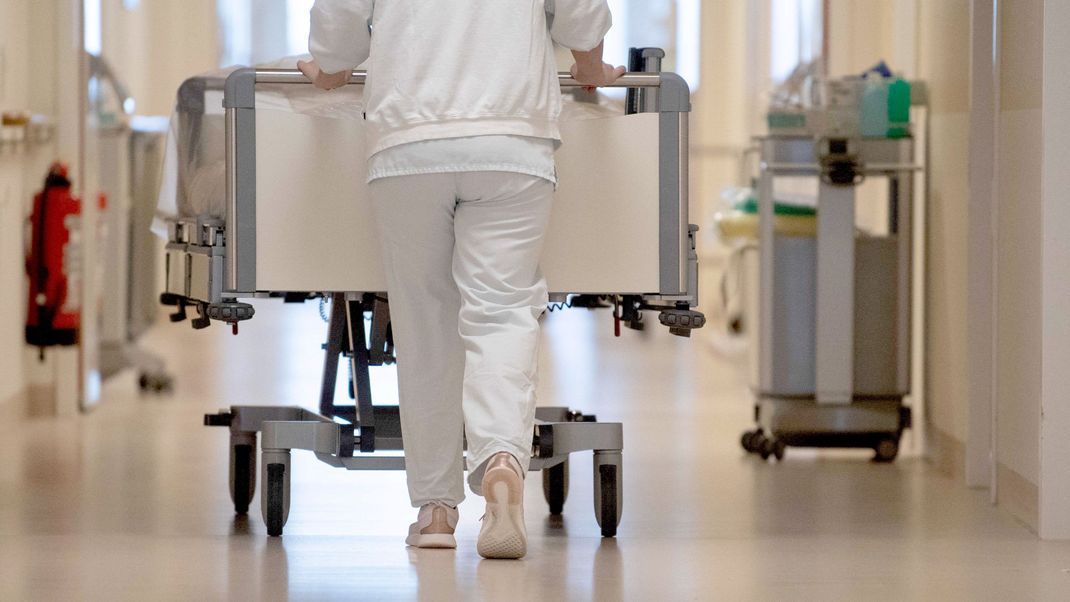 Bundesgesundheitsminister Lauterbachs Projekt wurde jetzt auch vom Bundesrat abgesegnet - der Weg für die Krankenhausreform ist frei. (Symbolbild)