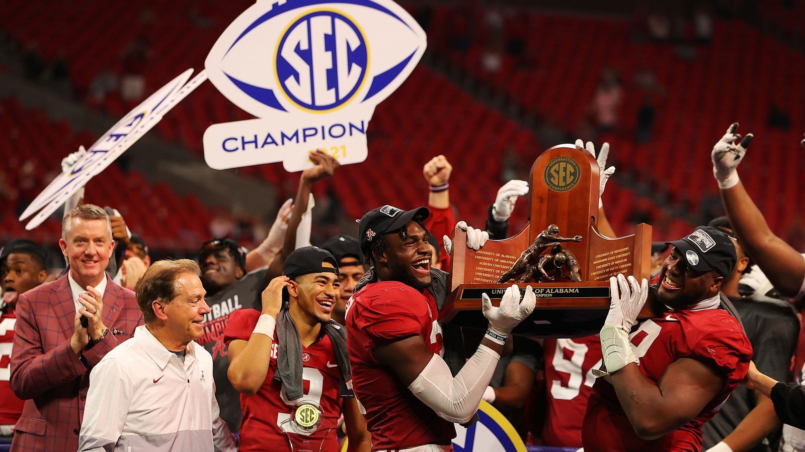 
                <strong>Direkte Duelle</strong><br>
                Beide Teams spielen in der Southeastern Conference (SEC) und stehen sich daher regelmäßig gegenüber. Wobei Alabama in der SEC-West und Georgia in der SEC-East an den Start geht. Aufgrund des Erfolgs beider Mannschaften traf man sich zuletzt häufig im SEC-Championship-Game. Vor gut einem Monat erlitten die Bulldogs ebendort die erste Saisonniederlage, verloren gegen Alabama mit 28:41. Auch das SEC-Duell 2018 ging ebenso an Bama (35:28) wie das Spiel 2012 (32:28). Im bislang größten Aufeinandertreffen spielten beide Teams 2018 im Finale um den Titel. Georgia führte zur Pause mit 13:0, verlor am Ende, aber noch nach Overtime mit 23:26. Insgesamt warten die Bulldogs seit sieben Spielen und 14 Jahren auf einen Sieg gegen Alabama. Punkt für Alabama - 5:3.
              