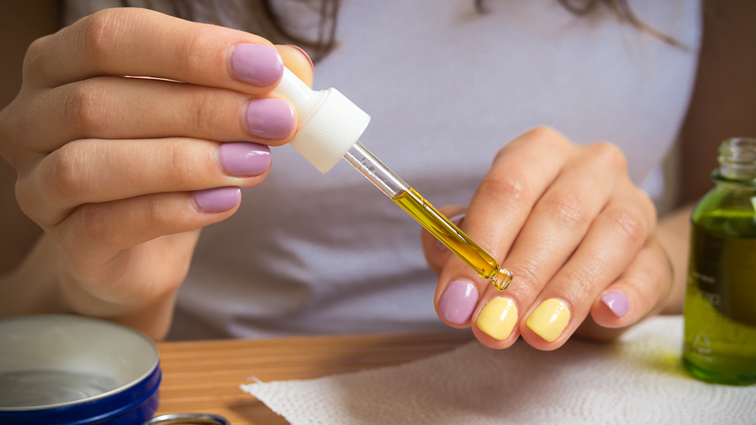 Pflegt eure Nägel mit Jojoba-, Mandel- oder auch Olivenöl und massiert es regelmäßig in die Nagelhaut ein.
