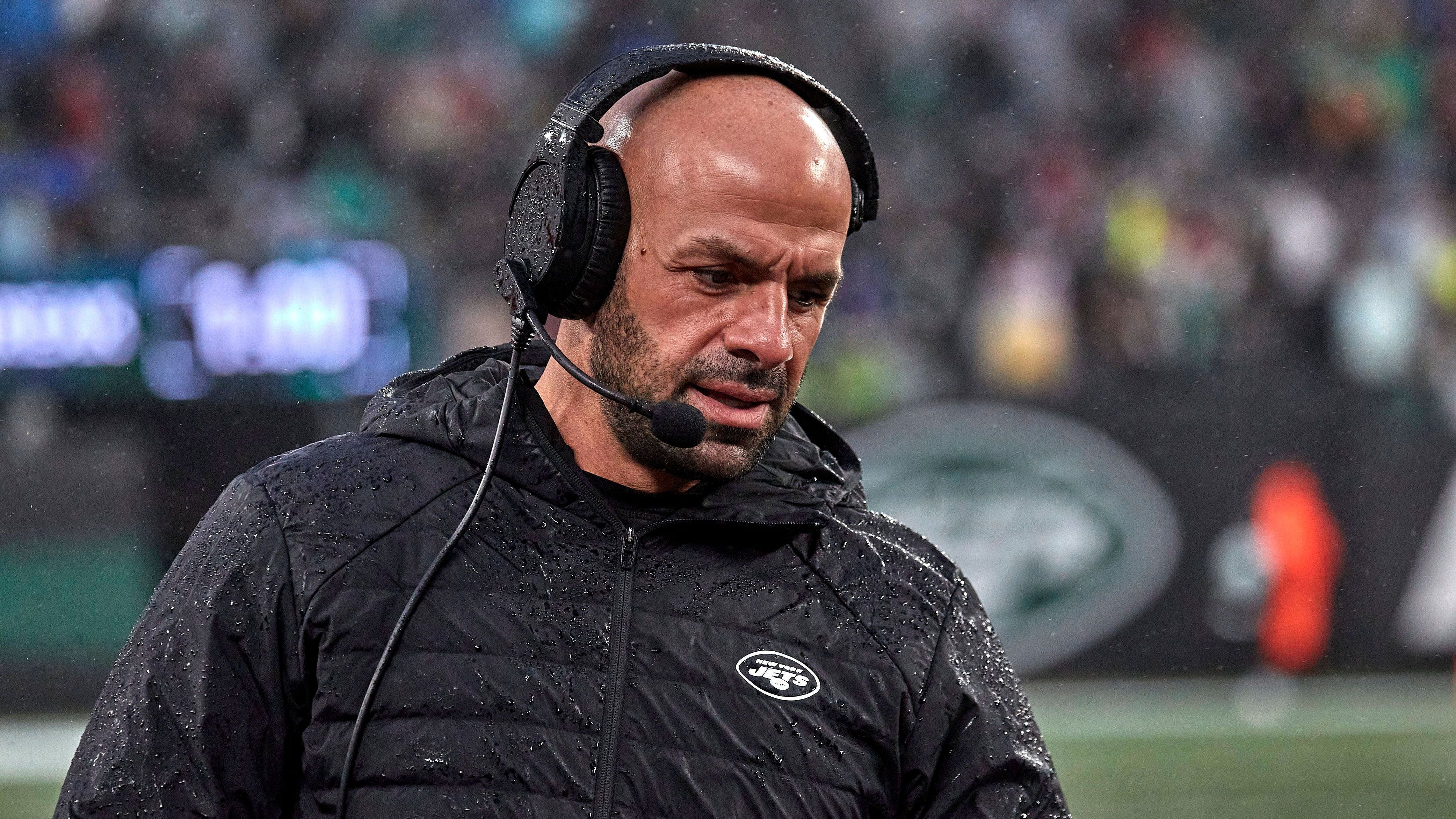 <strong>Sicher im Sattel: Robert Saleh (New York Jets)</strong><br>Bei den Jets schien Head Coach Robert Saleh lange auf dem Schleudersitz zu sitzen. <a href="https://www.ran.de/sports/american-football/nfl/news/new-york-jets-jobgarantie-fuer-head-coach-saleh-343523">An Heiligabend gab Owner Woody Johnson Saleh und General Manager Joe Douglas aber eine Jobgarantie für die kommende Saison. </a>Damit entsprach Johnson auch dem Wunsch von Quarterback Aaron Rodgers, der sich in Week 1 einen Achillessehnenriss zugezogen hatte. In 2024 wird das Trio dann aber abliefern müssen.