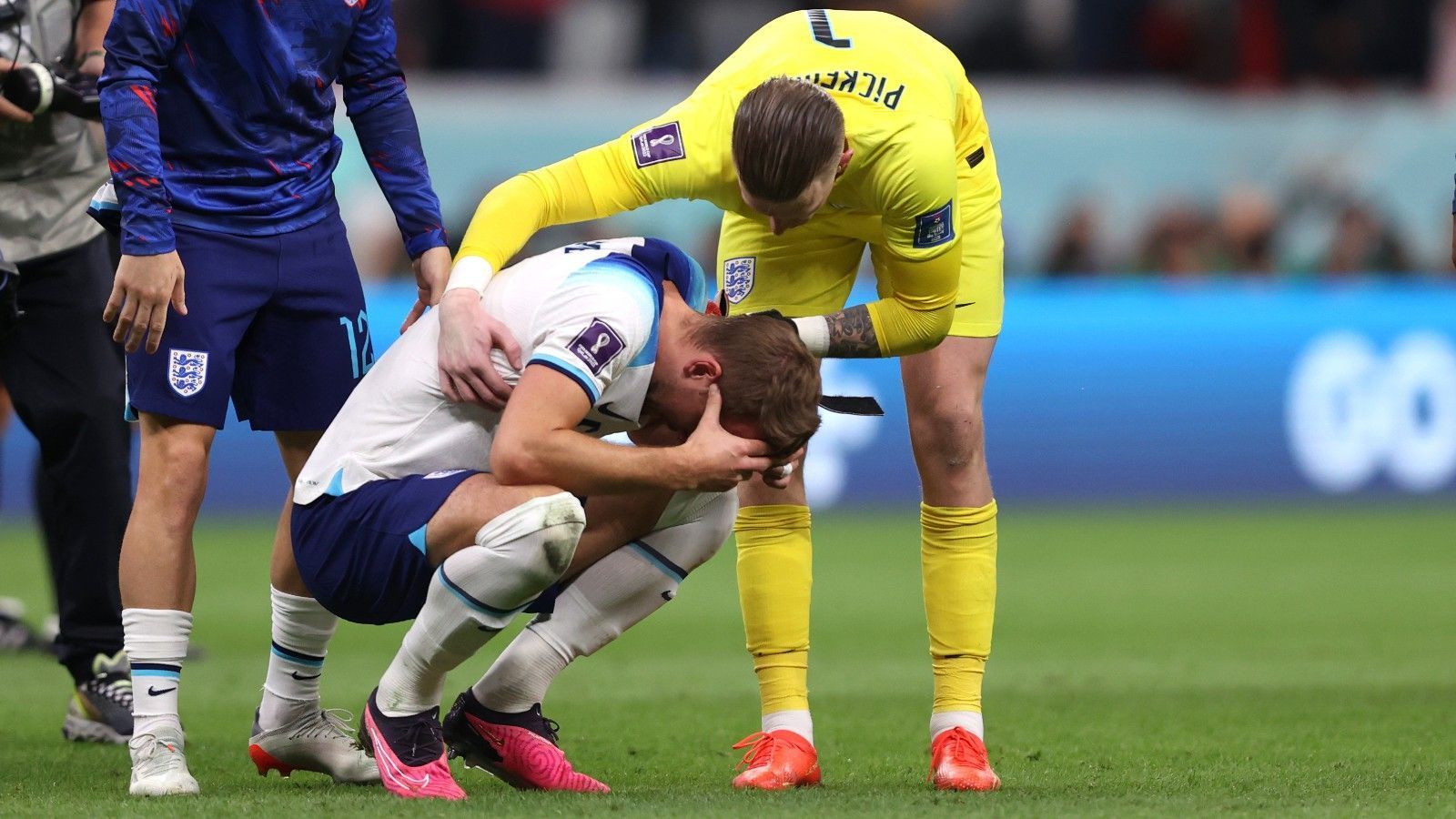 
                <strong>England</strong><br>
                Guardian: "Armer Kane. Er kämpft hart gegen die Tränen an, die in der Nacht sicherlich irgendwann kommen werden. Lieber früher als später. Bellingham sieht verstört aus und wird von Aaron Ramsdale getröstet, dann von Gareth Southgate, der auch ein paar Minuten damit verbringt, seinen Kapitän zu umarmen. Southgate weiß ein oder zwei Dinge über das Verschießen entscheidender Strafstöße, Euro 96 und so weiter, also wird er ein Fels für Kane sein, der gerade ein Beispiel völliger Verwüstung ist. Es wird im Moment kein großer Trost sein, aber England hat gegen eine brillante Mannschaft verloren."
              