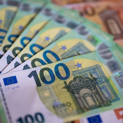Bargeld auf einem Tisch (Symbolbild)