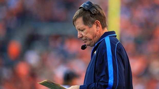 
                <strong>Norv Turner (Offensive Coordinator Carollina Panthers)</strong><br>
                "Um ehrlich zu sein, wurde unsere Offense auf Grundlage dessen geschaffen, was Norv Turner während seiner Jahre als Coach gemacht hat", erläuterte Head Coach Ron Rivera bei der Vorstellung seines neuen Offensive Coordinators. Nun greift Carolina also auf das Original zurück: Turner kam bereits 1985 in die NFL und gewann als Offensive Coordinator der Dallas Cowboys zweimal den Super Bowl. Danach war er bei fünf weiteren Franchises als Offensive Coordinator angestellt und arbeitete auch schon bei drei Teams als Head Coach. In Charlotte trifft Turner auf seinen Bruder und seinen Neffen, die bereits im Staff der Panthers arbeiten.
              