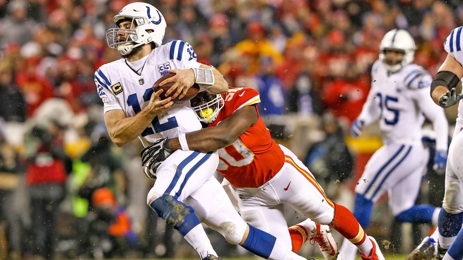 
                <strong>Draft Needs der Indianapolis Colts</strong><br>
                Andrew Luck (l.) hat in der vergangenen Saison auch dank einer stabilen O-Line zu alter Stärke zurückgefunden. Im Receiving-Bereich sind mit Star-Receiver T.Y. Hilton, Pro-Bowl-Tight-End Eric Ebron und Neuverpflichtung Devin Funchess gute Waffen an Bord. Zeit für die Colts, auf die Defensive-Seite des Balles zu schauen. Besonders im Backfield würde ein weiterer junger Safety neben Malik Hooker sowie ein neuer Cornerback gut tun. Der Pass Rush wurde durch die Verpflichtung von Justin Houston (r.), der zuvor von den Kansas City Chiefs entlassen wurde, schon gestärkt. Nun steht bei den Experten rund um die NFL noch ein neuer Defensive Tackle weit oben auf der Draft-Liste in Indianapolis.
              