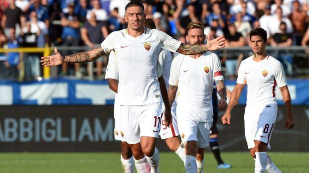 
                <strong>Aleksandar Kolarov (AS Rom)</strong><br>
                Matchwinner darf man auch den Serben Aleksandar Kolarov nach seinem Debüt für den AS Rom nennen. Beim 1:0-Auswärtssieg in Bergamo erzielte der Routinier den entscheidenden Treffer - und wie! Der 31 Jahre alte Linksfuß schoss einen Freistoß frech unter der hochspringenden Mauer hindurch in die Maschen. Damit sammelte er nötige Pluspunkte bei den Roma-Fans. Denn: Kolarov spielte zwischen 2007 und 2010 für Romas verhassten Stadtrivalen Lazio.
              