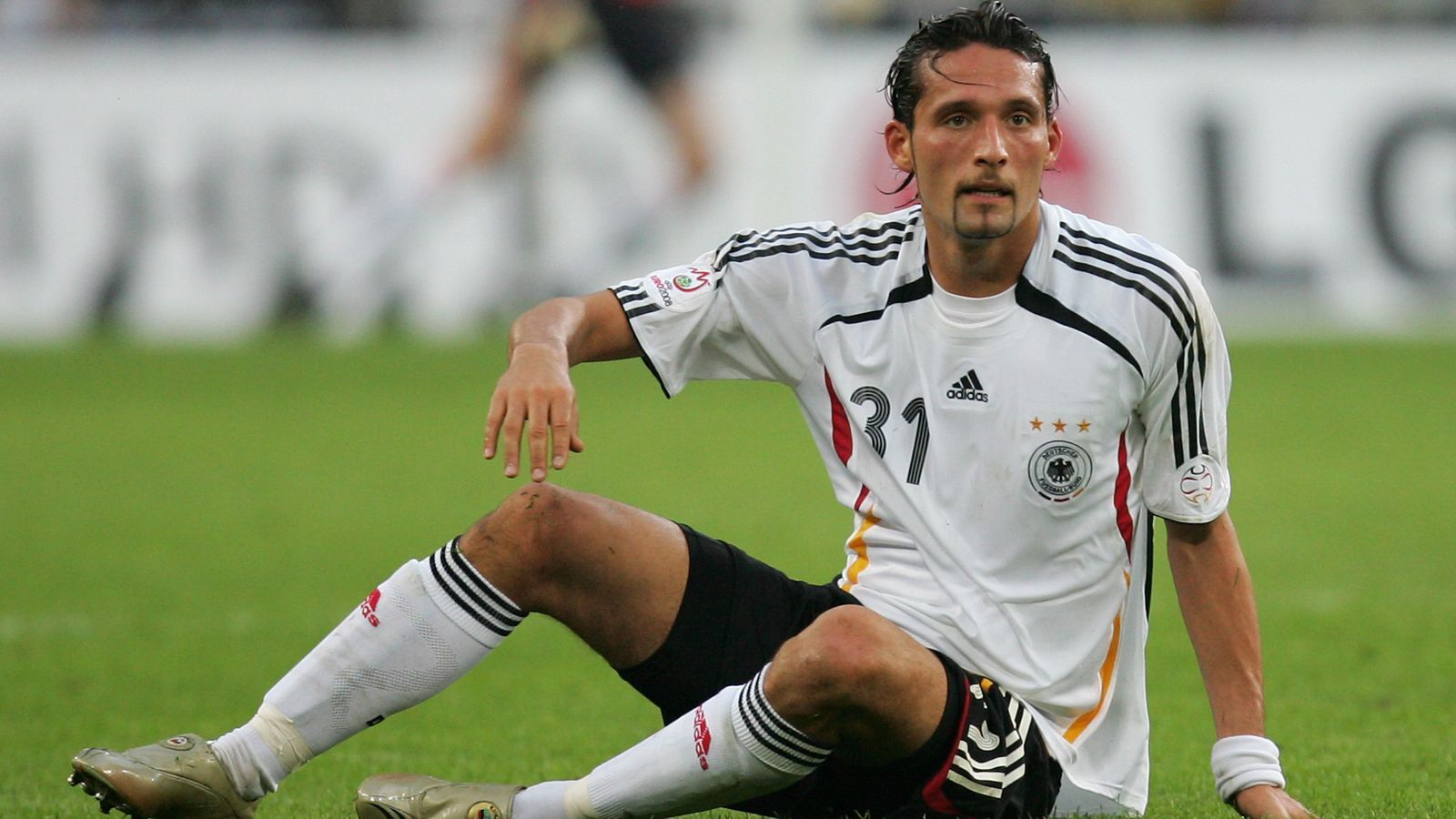 
                <strong>Kevin Kuranyi (Karriereende)</strong><br>
                Kevin Kuranyi war der erste verbannte Spieler unter Joachim Löw. Der Stürmer wurde im Oktober 2008 im WM-Qualifikationsspiel gegen Russland nicht berücksichtigt und saß nur auf der Tribüne. Dort verschwand er in der zweiten Halbzeit aus dem Stadion. Der Bundestrainer reagierte kompromisslos und schmiss Kuranyi aus der deutschen Nationalmannschaft. "So wie Kevin reagiert hat, kann ich das nicht akzeptieren und werde ihn deshalb in Zukunft nicht mehr für die Nationalmannschaft nominieren".
              