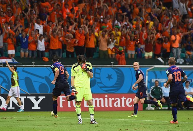 
                <strong>Spanien vs. Niederlande: 1:5 - Lehrstunde in Oranje</strong><br>
                Schon in der 72. Minute stellt Van Persie den 5:1-Endstand her. Spanien ist am Boden - die Niederländer feiern eine Party in orange.
              