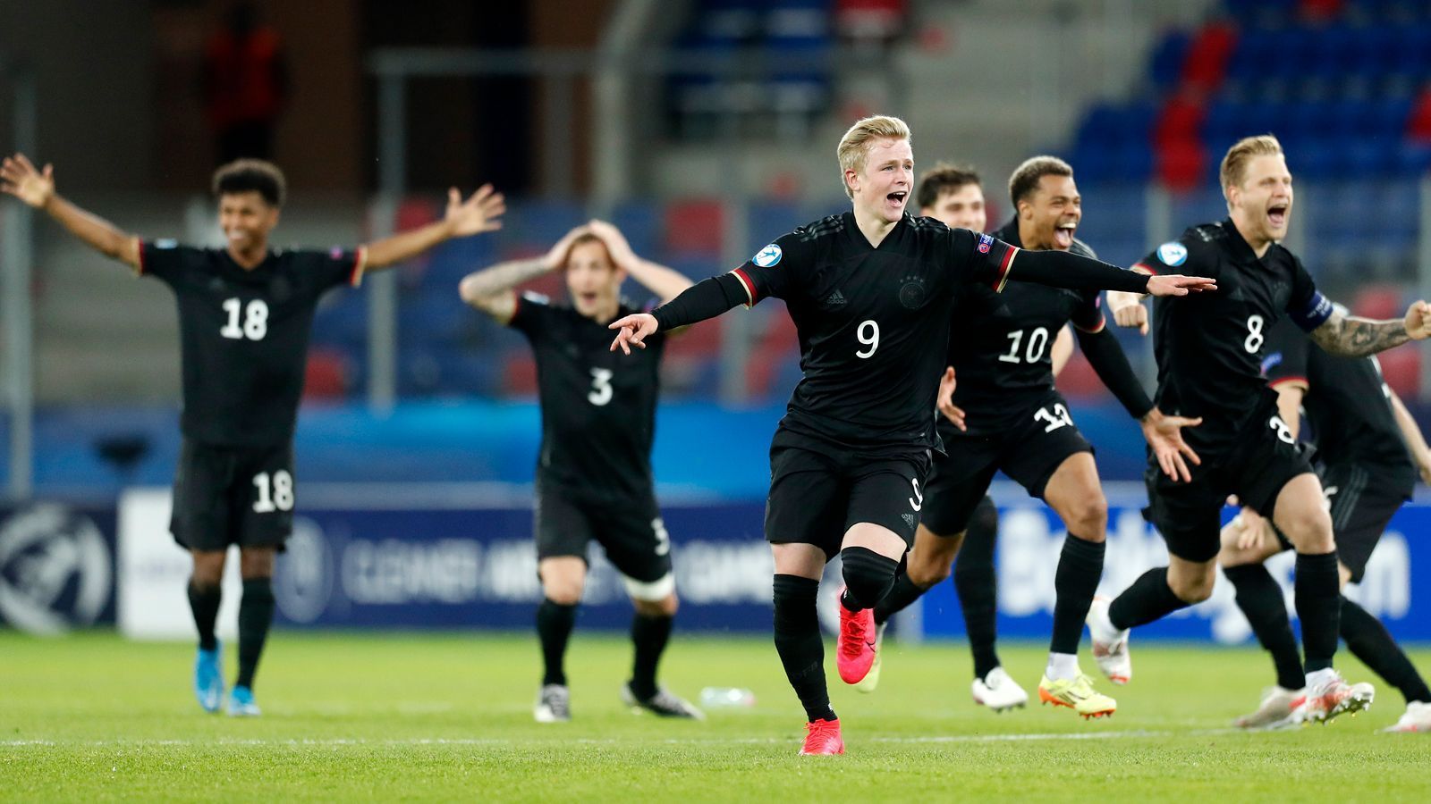 
                <strong>Die deutsche U21-Nationalmannschaft in der Einzelkritik</strong><br>
                Die deutsche U21-Nationalmannschaft steht nach einem dramatischen Spiel im Halbfinale der U21-Europameisterschaft. Das Viertelfinalduell gegen Dänemark gewann die Mannschaft von Trainer Stefan Kuntz nach Elfmeterschießen - nach der regulären Spielzeit stand es 1:1, nach Verlängerung 2:2. Ein Debütant brilliert nach später Einwechslung. ran präsentiert das Zeugnis der deutschen U21-Auswahl.
              