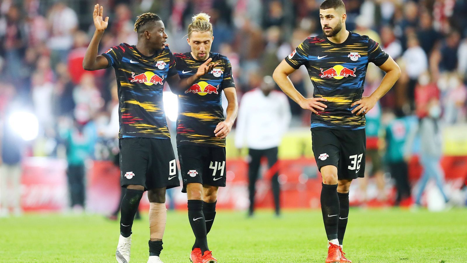 
                <strong>RB Leipzig: 5 Spiele, 4 Punkte, 6:7 Tore, Platz 12</strong><br>
                Die Abgänge von Trainer Julian Nagelsmann und der Leistungsträger Dayot Upamecano, Marcel Sabitzer und Ibrahima Konate konnte RB Leipzig bislang noch nicht kompensieren. Nur ein Sieg aus fünf Spielen gelang dem Team des neuen Coaches Jesse Marsch. In der Defensive ist Leipzig erschreckend anfällig – exemplarisch dafür stehen das 3:6 bei Manchester City in der Champions League oder das 1:4 gegen den FC Bayern. Im Angriff ist Neuzugang Andre Silva noch nicht so erfolgreich wie erhofft. Der Rückkehr vom ausgeprägten Nagelsmann-Ballbesitz zum überfallartigen Spiel der "alten" Red-Bull-Schule mit extremen Gegenpressing unter Marsch bereitet der Mannschaft noch große Probleme.
              