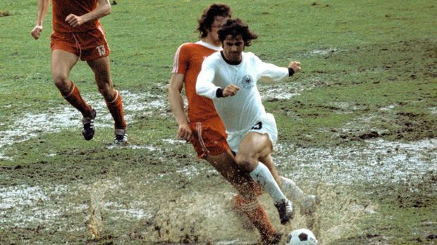 
                <strong>Wasserschlacht</strong><br>
                Unvergessen ist natürlich auch die "Wasserschlacht von Frankfurt" am 3. Juli 1974, als Deutschland und Polen um den WM-Finaleinzug spielten. Deutschland gewann 1:0 und wurde später Weltmeister.
              