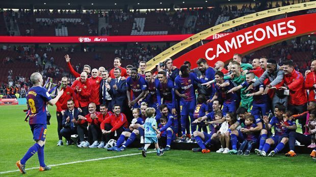 
                <strong>Spanien - FC Barcelona</strong><br>
                Bereits bevor der FC Barcelona den Meistertitel in der Primera Division fixieren konnte, holten sich die Katalanen den 30. Pokalsieg der Vereinsgeschichte (den vierten in Folge). Das Endspiel gegen den FC Sevilla war eine Machtdemonstration. Beim 5:0-Sieg führte Barca unter anderem dank eines Doppelpacks von Luis Suarez schon zur Halbzeit mit 3:0. Nach dem Seitenwechsel trafen noch Andres Iniesta und Winter-Neuzugang Philippe Coutinho und machten den Kantersieg im Endspiel um die Copa del Rey perfekt. 
              