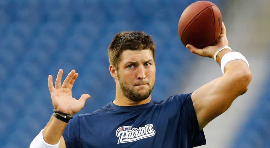 
                <strong>Tim Tebow (Philadelphia Eagles)</strong><br>
                ... über Tim Tebow (Philadelphia Eagles): "Ich liebe es, Tim spielen zu sehen und mag ehrlich gesagt all das, wofür er steht. Schön, dass er nach seinem Aus bei den Patriots nun bei den Eagles wieder als Quarterback auf dem Rasen steht."
              