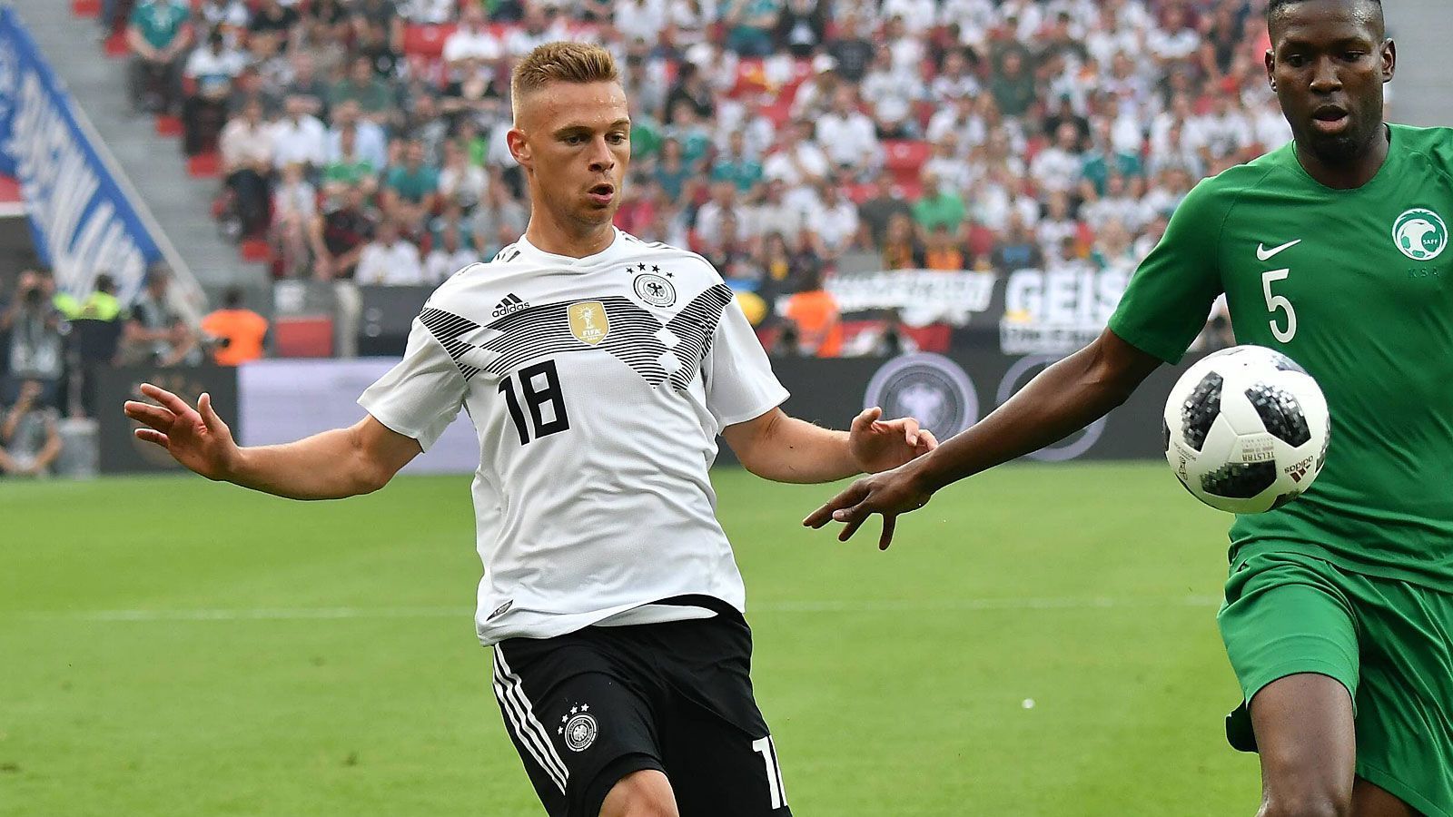 
                <strong>Joshua Kimmich</strong><br>
                Zuckerpass auf Marco Reus vor dem 1:0, der Münchner schaltet sich sehr oft in die Offensive ein. Auch in der zweiten Halbzeit sehr bemüht, mit einigen Offensivaktionen. Insgesamt solide. ran-Note: 3
              