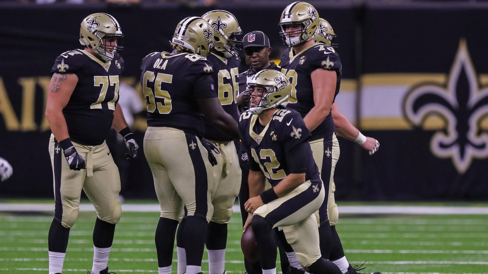 
                <strong>New Orleans Saints</strong><br>
                Quarterback (3): Teddy Bridgewater, Drew Brees, Taysom HillRunning Back (2): Mike Gillislee, Alvin Kamara (Mark Ingram ist für die ersten vier Spiele gesperrt)Fullback (1): Zach LineWide Receiver (6): Tre'Quan Smith, Cameron Meredith, Ted Ginn Jr., Michael Thomas, Tommylee Lewis, Austin CarrTight End (3): Benjamin Watson, Dan Arnold, Josh HillOffensive Line (10): Will Clapp, Cameron Tom, Max Unger, Josh LeRibeus, Larry Warford, Michael Ola, Jermon Bushrod, Andrus Peat, Ryan Ramczyk, Terron ArmsteadDefensive Line (9): Marcus Davenport, Alex Okafor, Cameron Jordan, Trey Hendrickson, Mitchell Loewen, Taylor Stallworth, David Onyemata, Sheldon Rankins, Tyeler DavisonLinebacker (5): Demario Davis, A.J. Klein, Alex Anzalone, Manti Te'o, Craig RobertsonSecondary (11): P.J. Williams, Patrick Robinson, Arthur Maulet, Ken Crawley, Marshon Lattimore, J.T. Gray, Justin Hardee, Kurt Coleman, Marcus Williams, Vonn Bell, Chris BanjoSpecialists (3): Wil Lutz, Zach Wood, Thomas Morstead
              