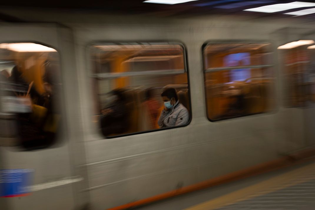 Die Polizei in Brüssel sucht in der U-Bahn nach den bewaffneten Männern. (Archivbild)