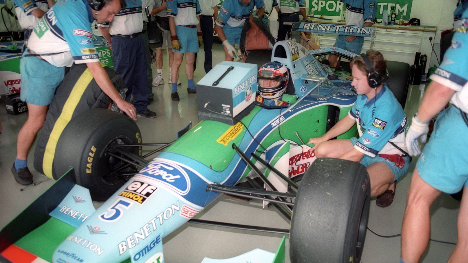 
                <strong>9. Saisonlauf: Deutschland-GP in Hockenheim</strong><br>
                Schumacher wird vom Automobil-Weltverband zwar gesperrt. Durch den Benetton-Einspruch kann Schumacher zumindest bei seinem Heimrennen an den Start gehen, er fällt aber mit einem Motorenproblem aus. Hill geht als Achter auch leer aus.
              