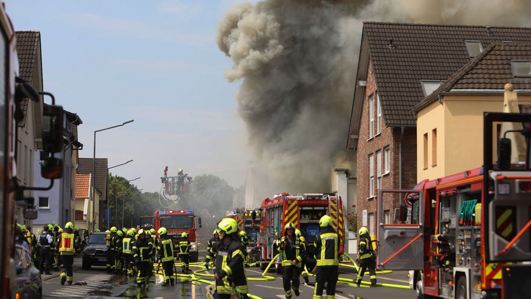 Ein Motorradladen ist in Sankt Augustin im Rhein-Sieg-Kreis in Brand geraten. 