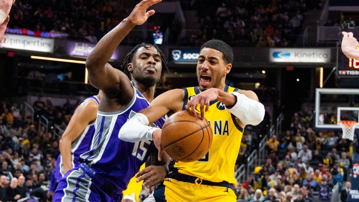 NBA, Basketball Herren, USA Sacramento Kings at Indiana Pacers Feb 3, 2023; Indianapolis, Indiana, USA; Indiana Pacers guard Tyrese Haliburton (0) and Sacramento Kings guard Davion Mitchell (15) fi...