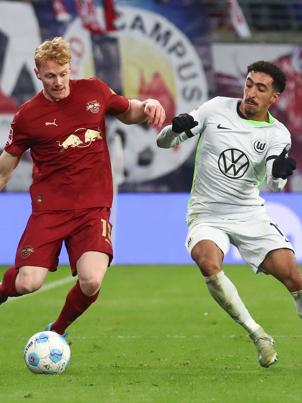 30.11.2024, xgox, Fussball 1.Bundesliga, RB Leipzig - VfL Wolfsburg emspor, v.l. Nicolas Seiwald (Leipzig, 13), Tiago Tomas (Wolfsburg, 11) Zweikampf, Duell, Kampf, tackle (DFL DFB REGULATIONS PROH...