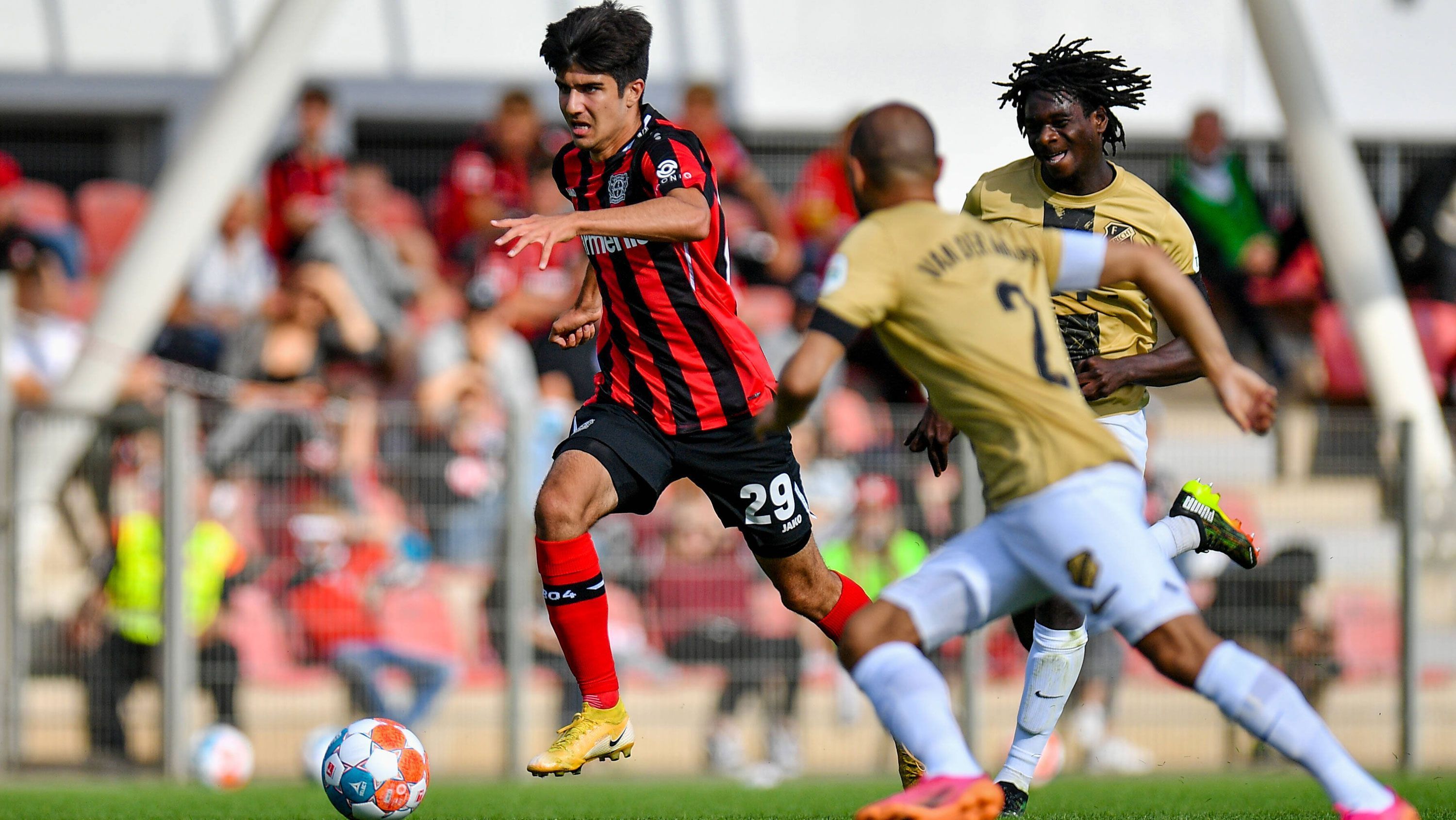 
                <strong>Zidan Sertdemir (Bayer 04 Leverkusen)</strong><br>
                Im Sommer verpflichtete Bayer 04 Leverkusen Zidan Sertdemir vom FC Nordsjaelland. Die Vorbereitung absolvierte der 16-Jährige bei den Profis, danach ging es in die U19 - bis zum vergangenen Wochenende. Gegen Hertha BSC wurde das Talent in der Schlussphase eingewechselt und somit zum jüngsten B04-Spieler der Bundesliga-Historie. "Die Debüts von Sertdemir und Bravo sind die Belohnung für ihre harte Arbeit", so Leverkusen-Coach Gerardo Seoane über den Dänen und...
              