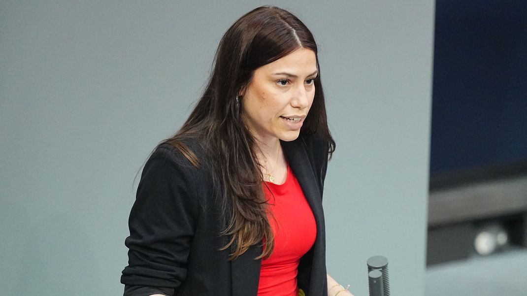 15. Mai 2025, Berlin: Cansin Köktürk (Die Linke) spricht im Plenarsaal im Bundestag zu den Abgeordneten. 