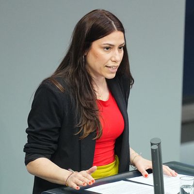 15. Mai 2025, Berlin: Cansin Köktürk (Die Linke) spricht im Plenarsaal im Bundestag zu den Abgeordneten.