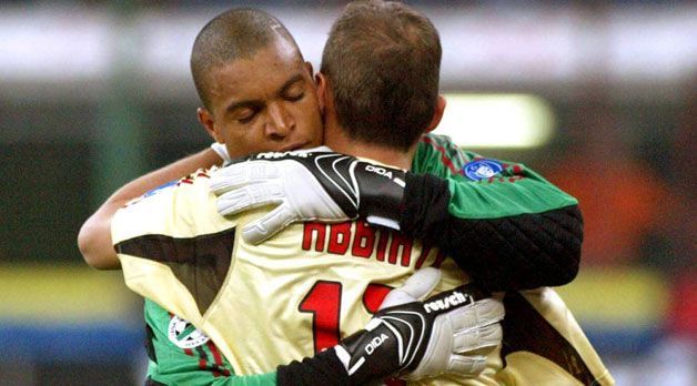 
                <strong>Dida und Christian Abbiati (AC Mailand)</strong><br>
                Dida und Christian Abbiati: Der Italiener Abbiati (re.) kommt 1998 zum AC Mailand. Er ist nie lange die Nummer 1, sondern der verlässliche Backup hinter Dida. Mit dem Brasilianer gewinnt Milan 2003 und 2007 die Champions League. Übrigens: Abbiati ist immer noch bei Milan - als Ersatzkeeper. Dida spielt mit 41 Jahren noch in der Heimat. 
              