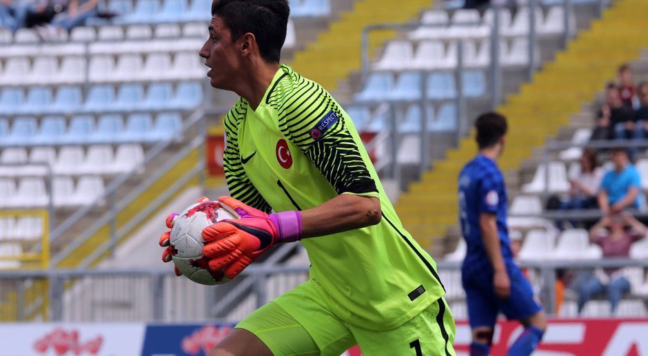 
                <strong>Berke Özer</strong><br>
                Torwart - Berke Özer (Türkei): Der Keeper ist eine große Nachwuchshoffnung der Türkei. Der 17-Jährige ist für Altinordu aktiv und steht in der 2. türkischen Liga zwischen den Pfosten. Sein Marktwert wird laut "transfermarkt.de" schon jetzt auf eine Million Euro taxiert. Er gehört laut "Guardian" zu den größten Talenten des 2000er-Jahrgangs. Gegen Neuseeland musste er im ersten Gruppenspiel beim 1:1 einmal hinter sich greifen.
              