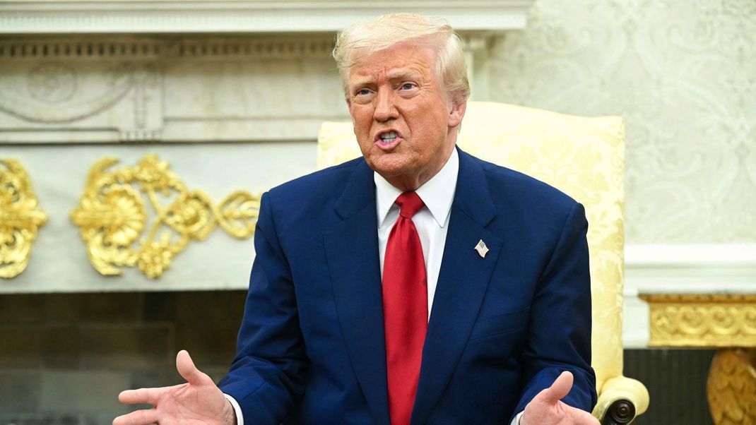 Donald Trump rudert im Zollstreit zurück und verhängt eine 90-tägige Schonfrist.