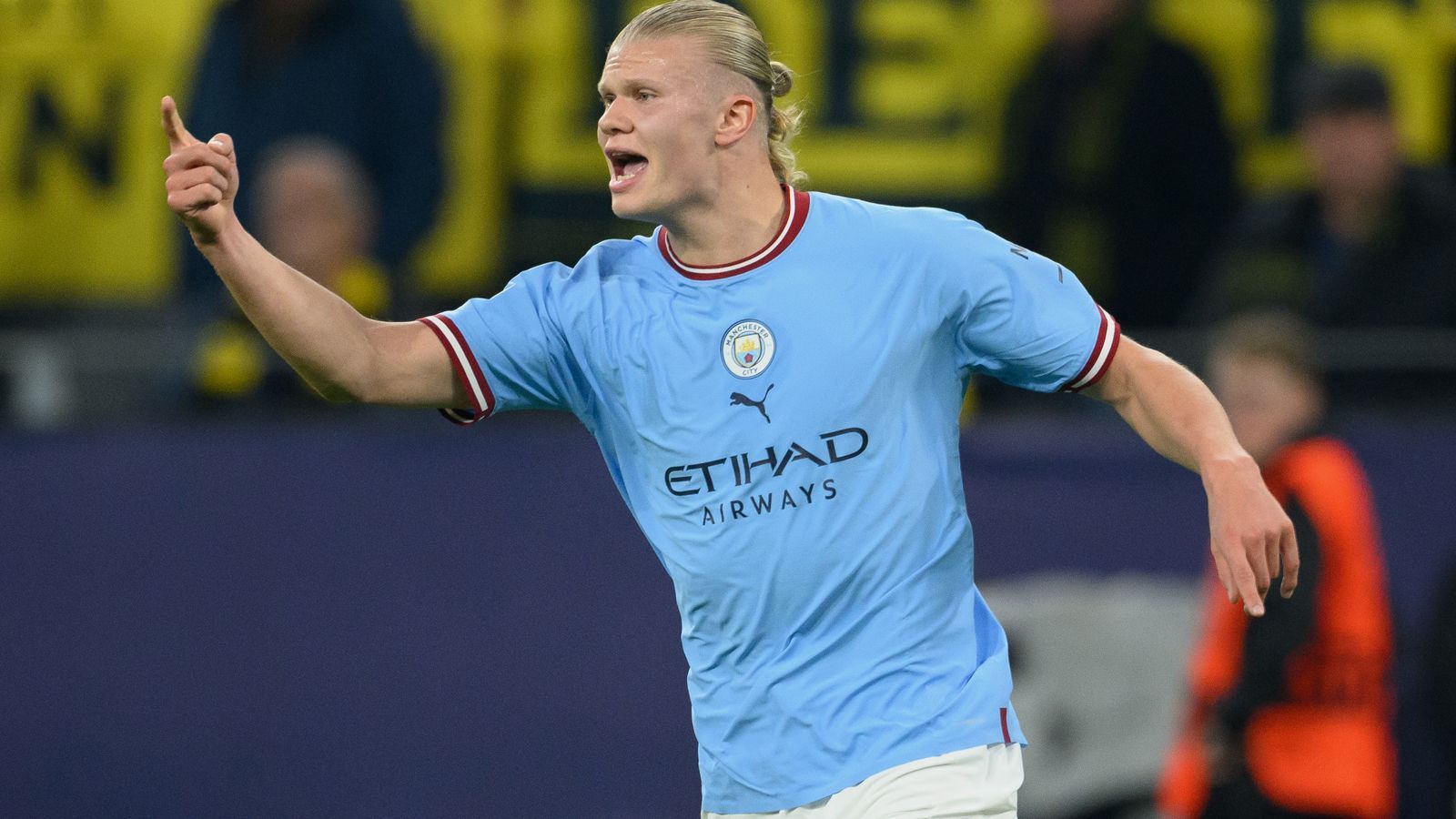 
                <strong>Erling Haaland (Manchester City)</strong><br>
                Die Lewandowski-Nachfolge beim FC Bayern hätte so einfach sein können: Erling Haaland schien beim FC Bayern zu Jahresbeginn die offensichtliche Lösung zu sein, doch wie die "Bild" berichtet, kam ein Deal aufgrund einer bestimmten Forderung des Norwegers nicht zustande. Demnach erlegte der 22-Jährige dem Rekordmeister die Bedingung auf, für eine Unterschrift eine Ausstiegsklausel im Vertrag zu verankern. Die Münchener blieben jedoch hartnäckig und hatten kein Interesse an einem solchen Szenario. Denn die Bayern behalten bei Interesse anderer Vereine an ihren Schützlingen gerne die Kontrolle bei den Verhandlungen. Deshalb bekommt nahezu kein Bayern-Spieler eine Klausel in den Vertrag gesetzt. Der letzte, der über eine solche verfügte, war Franck Ribery. Haaland entschied sich daher für einen Wechsel zu Manchester City, denn dort bekam er seine gewünschte Ausstiegsklausel. Über diese kursieren allerdings widersprüchliche Berichte im Netz.
              