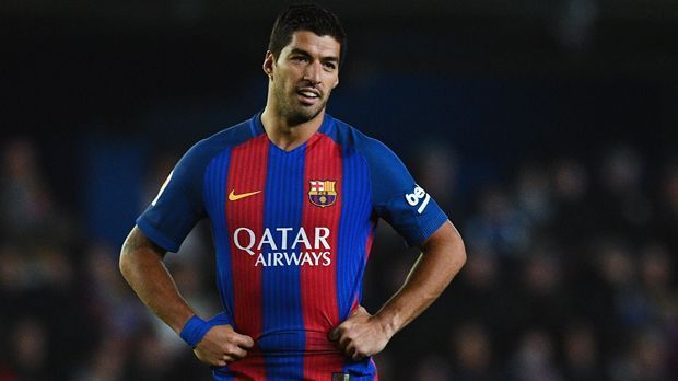 
                <strong>Mittelstürmer - Luis Suarez (FC Barcelona)</strong><br>
                Mittelstürmer - Luis Suarez (FC Barcelona)
              