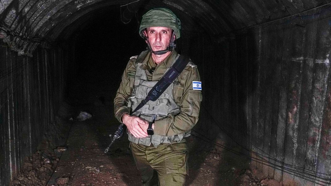 Daniel Hagari, Sprecher des israelischen Militärs, in einem Tunnel, der von militanten Hamas-Kämpfern für den Angriff auf den Grenzübergang Erez im nördlichen Gazastreifen genutzt worden sein soll
