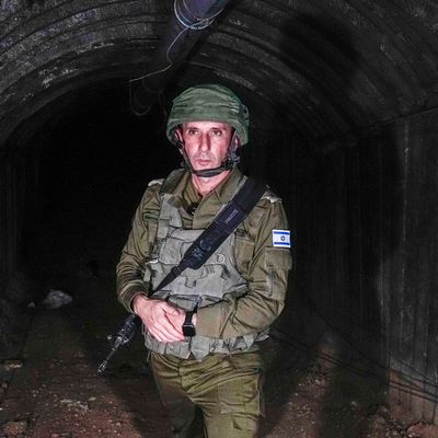 Daniel Hagari, Sprecher des israelischen Militärs, in einem Tunnel, der von militanten Hamas-Kämpfern für den Angriff auf den Grenzübergang Erez im nördlichen Gazastreifen genutzt worden sein soll