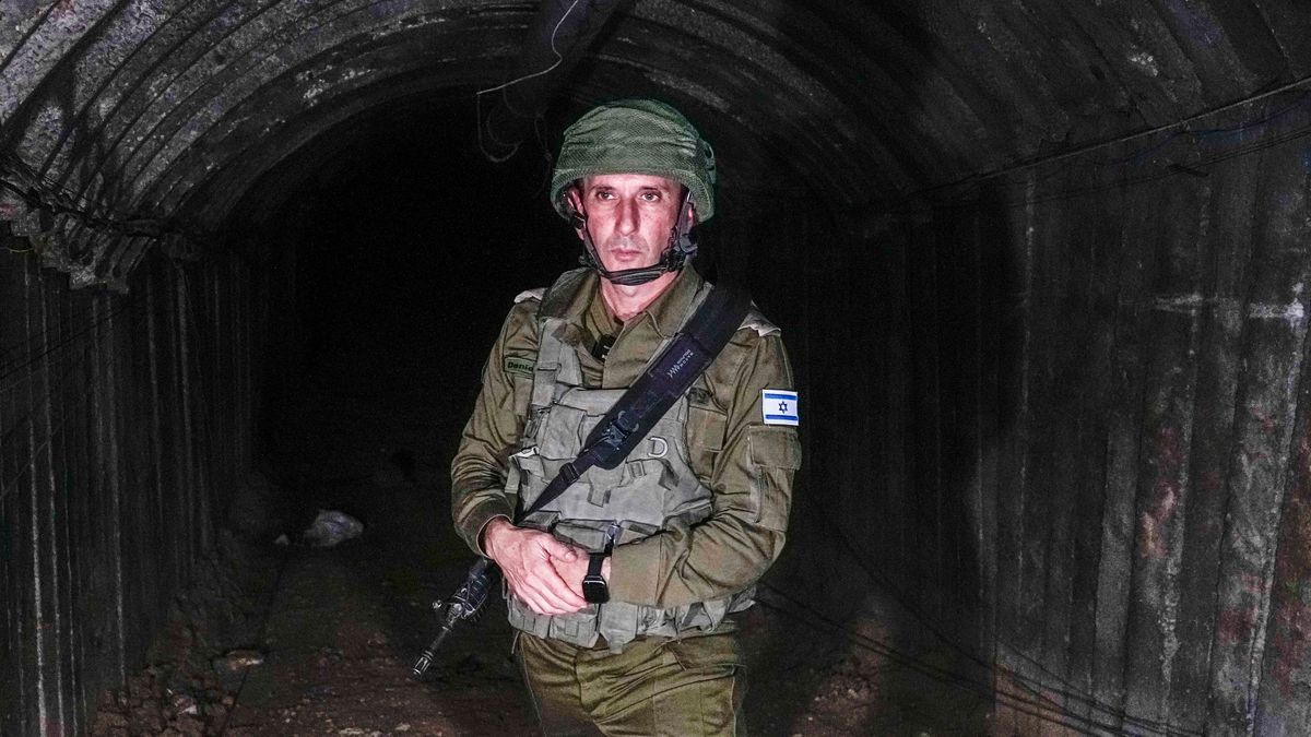 Daniel Hagari, Sprecher des israelischen Militärs, in einem Tunnel, der von militanten Hamas-Kämpfern für den Angriff auf den Grenzübergang Erez im nördlichen Gazastreifen genutzt worden sein soll