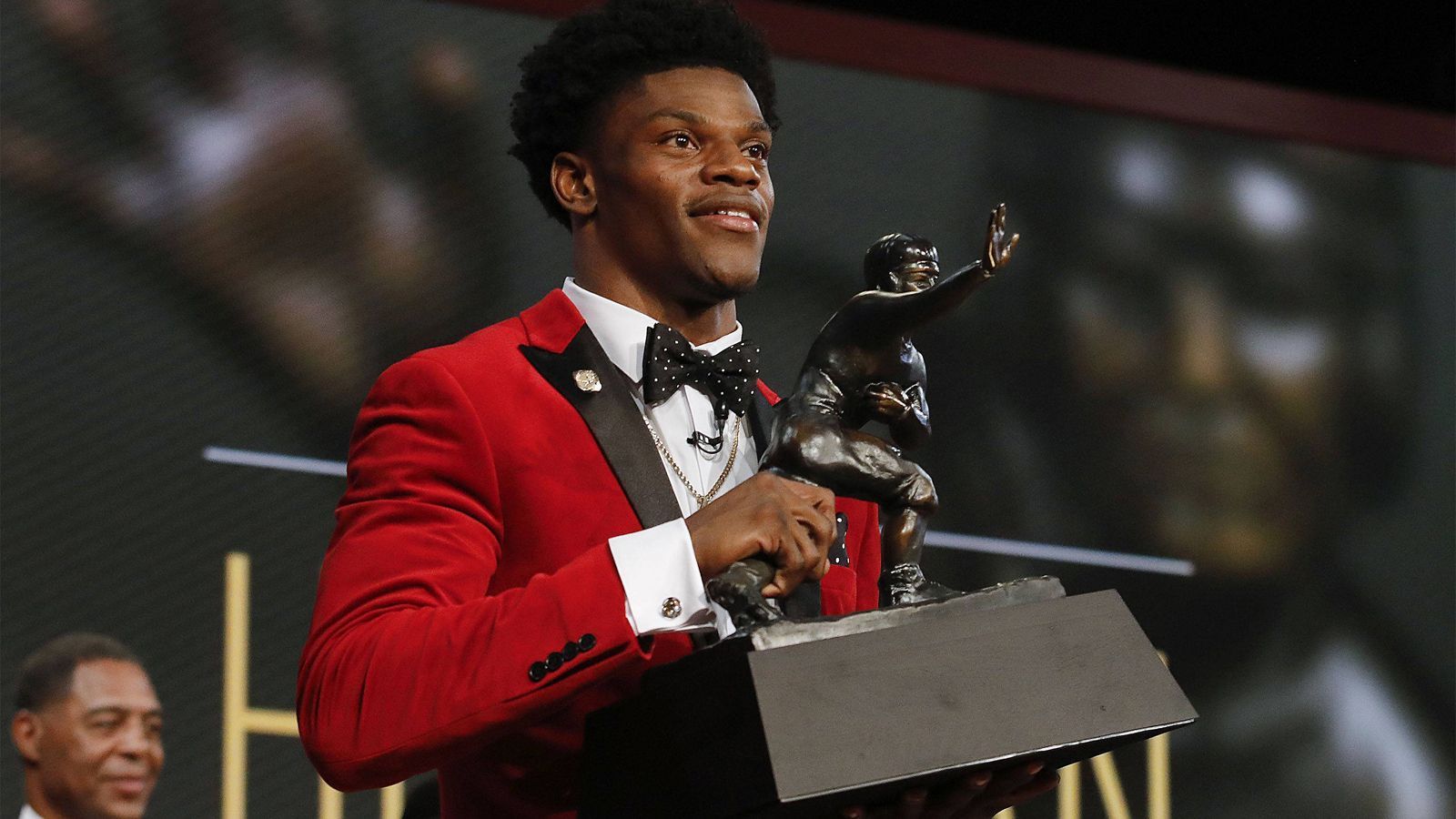 <strong>2016: Lamar Jackson</strong><br>
                Quarterback - University of Louisville
