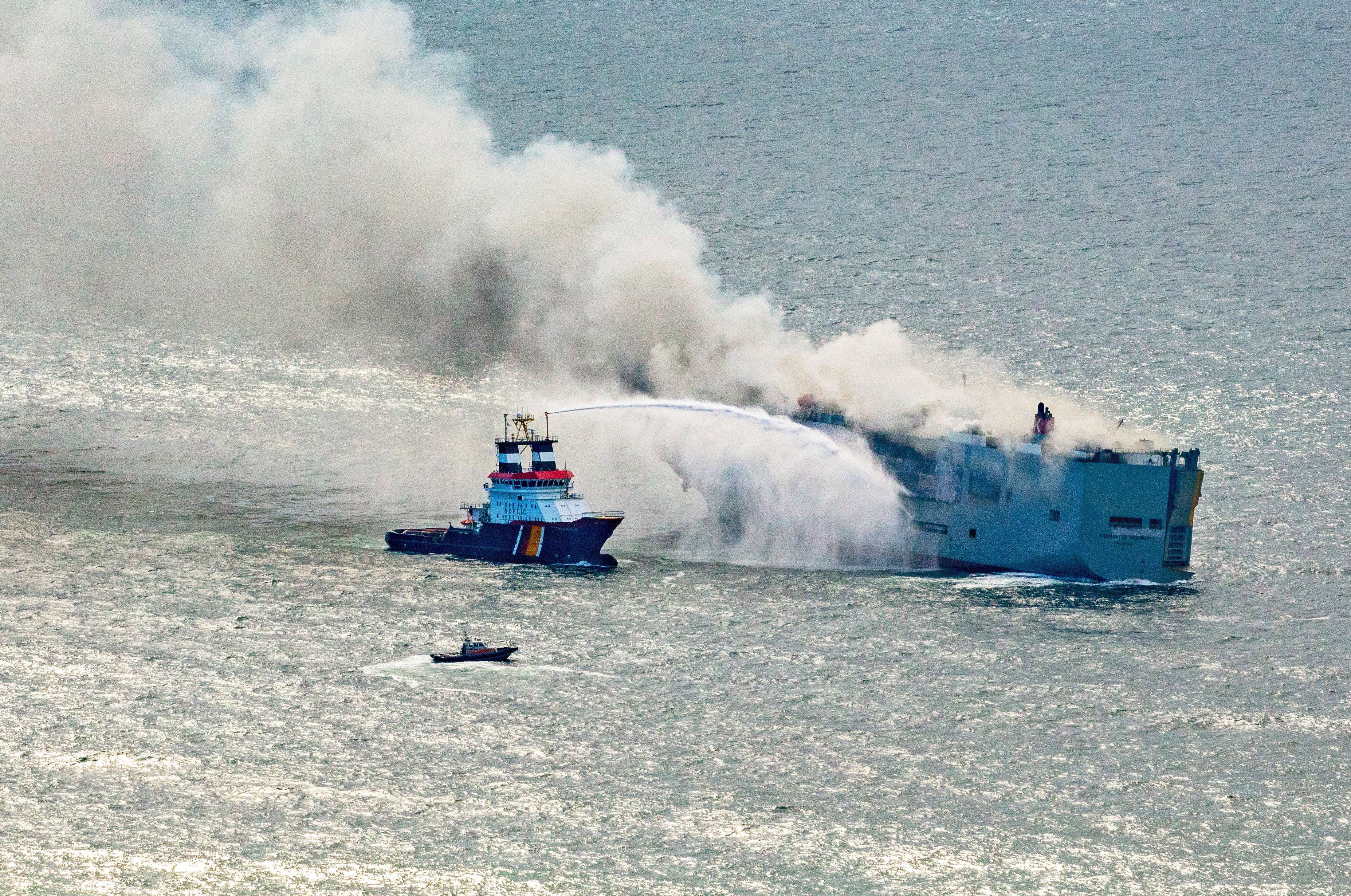 3.000 Autos An Bord: Brennender Nordsee-Frachter Könnte Katastrophe ...