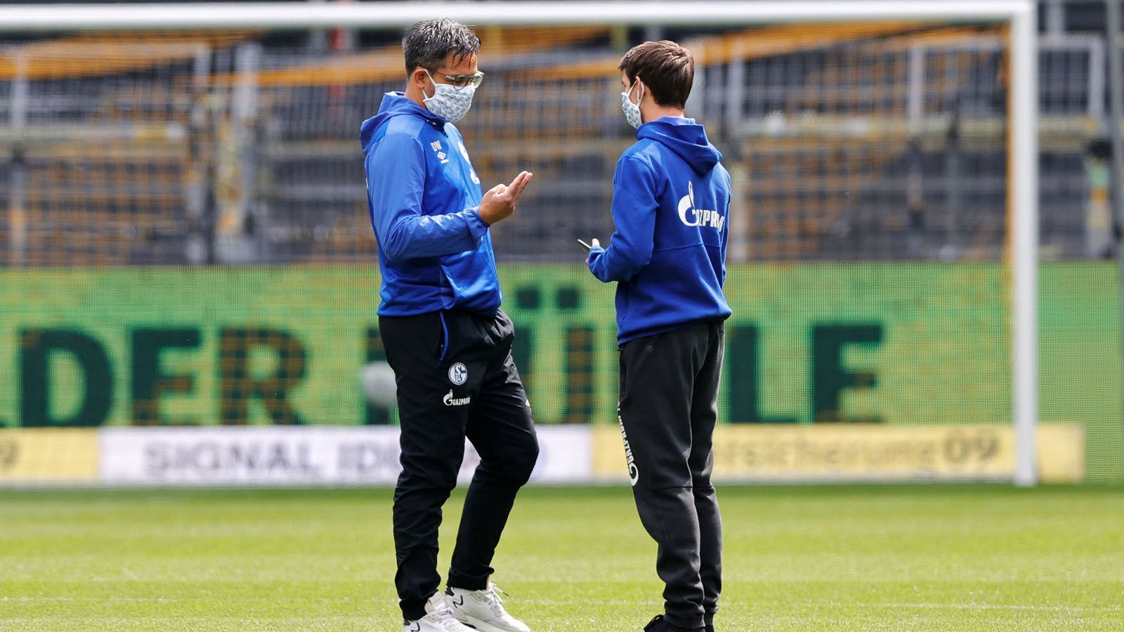 
                <strong>Die kuriosen Bilder des Bundesliga-Restarts</strong><br>
                Schalke-Trainer David Wagner gibt Anweisungen an Benito Raman.
              