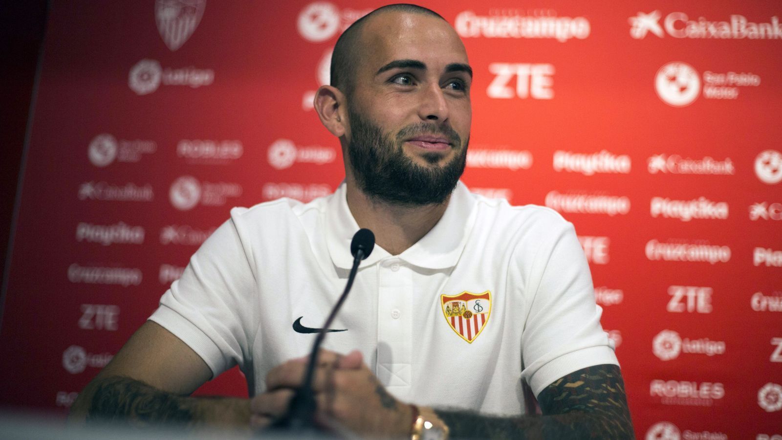 
                <strong>Heimkehrer Vidal</strong><br>
                Auf dem Transfermarkt schlug Sevilla natürlich auch zu, verpflichtete neben Keeper Tomas Vaclik (FC Basel) noch Aleix Vidal, der vom FC Barcelona zu den Andalusiern zurückkehrte. Da aber noch Abgänge drohen, wie jener von Weltmeister Steven Nzonzi, bleibt erst einmal abzuwarten, inwieweit sich Sevilla mit Vidal und unter Neu-Coach Machin nach zuletzt enttäuschender Saison rehabilitieren kann. ran.de Prognose: Mit dem Titelkampf in La Liga wird Sevilla voraussichtlich nichts zu tun haben, eher mit dem Kampf um die Plätze vier bis sechs, was im Vergleich zum Vorjahr aber immerhin schon mal eine Steigerung darstellen würde.
              