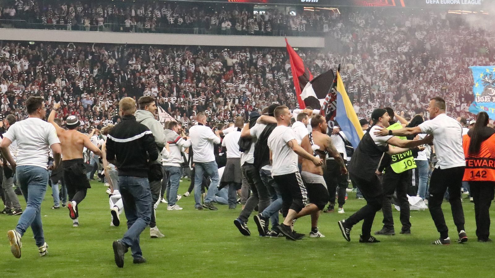 
                <strong>Platzsturm in Frankfurt: SGE-Fans gehen nach Finaleinzug gegen West Ham United steil</strong><br>
                
              