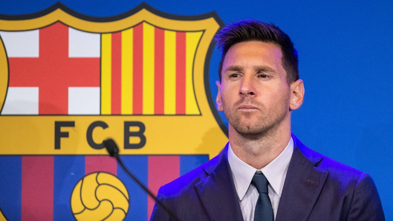 
                <strong>Messi-Papa: "Leo möchte zurückkehren"</strong><br>
                Zuvor hatten sich sich die Anzeichen verdichtet, dass es zu einer Rückkehr nach Barcelona kommen könnte. "Leo möchte nach Barcelona zurückkehren und ich würde es lieben, ihn wieder bei Barca zu sehen", wurde Messis Vater vom spanischen Journalisten Toni Juanmarti Anfang Juni zitiert: "Ein Barca-Wechsel ist mit Sicherheit eine Option." Die "Marca" berichtete zudem von einem Treffen von Jorge Messi mit Präsident Joan Laporta, das der Vater wiederum dementierte. Der Zeitung soll Jorge Messi gesagt haben, dass man im Moment noch nicht wisse, ob sein Sohn zurückkehrt, doch es sei "seine präferierte Option". Nach wie vor hängt beim FC Barcelona jedoch offenbar alles davon ab, welche Gehaltsobergrenze LaLiga für den Klub festlegt und ob der vorgelegte Wirtschaftsplan abgesegnet wird.
              