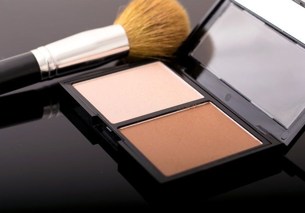 Contouring Produkte: Helles und dunkles Puder, Countouring-Pinsel