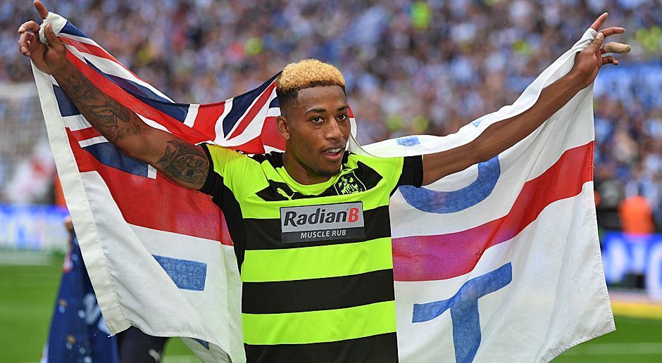 
                <strong>Linkes Mittelfeld: Rajiv van la Parra - der Flitzer</strong><br>
                Rajiv van la Parra ist für das Tempo im Spiel von Huddersfield zuständig. Der pfeilschnelle 25-jährige Niederländer war für die Verteidiger der zweiten englischen Liga auf seinem Flügel kaum zu stoppen. Dafür wurde kein anderer Huddersfield-Profi häufiger ausgewechselt (20-mal). Er kann demnach definitiv an seiner Ausdauer arbeiten. Ausgebildet wurde er bei Feyenoord Rotterdam. Er spielte damals für alle U-Nationalmannschaften der Niederlande. Van la Parra ist der Halbbruder von Liverpool-Star Georginio Wijnaldum. Seine Wurzeln liegen im südamerikanischem Staat Surinam.
              