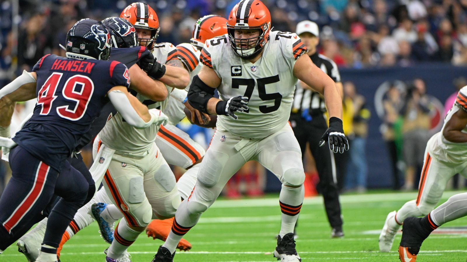 
                <strong>Guards (AFC)</strong><br>
                &#x2022; Joel Bitonio (Foto, Cleveland Browns)<br>&#x2022; Rodger Saffold (Buffalo Bills) für Quenton Nelson (Indianapolis Colts, verletzt)<br>&#x2022; Wyatt Teller (Cleveland Browns) für Joe Thuney (Kansas City Chiefs, Super Bowl)<br>
              