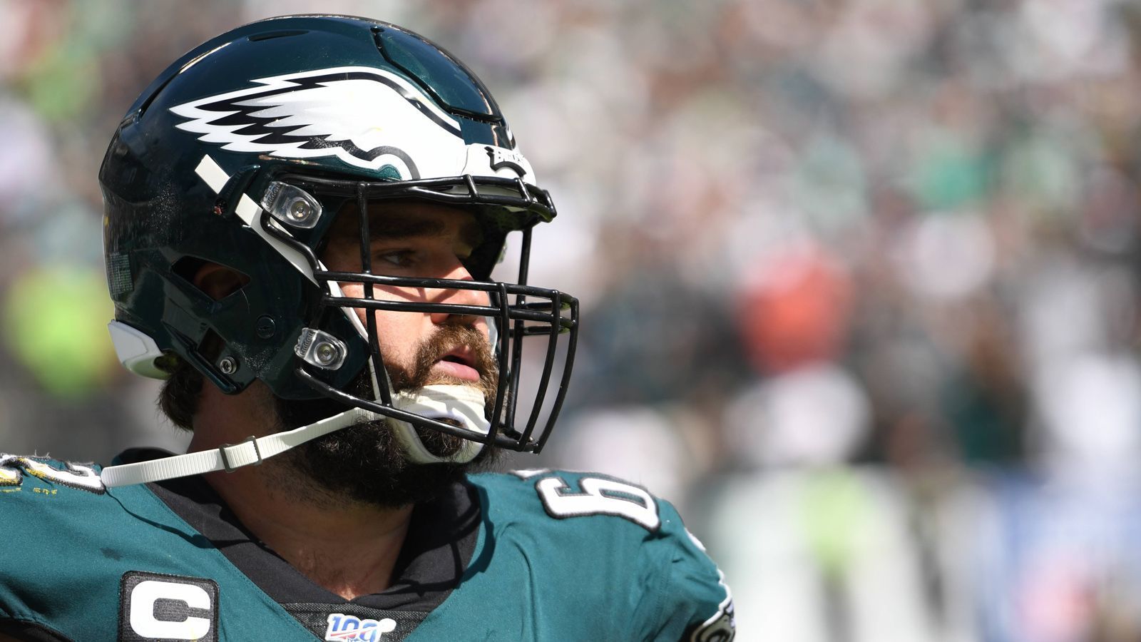 
                <strong>Jason Kelce (Philadelphia Eagles)</strong><br>
                Viele Footballspieler hören vor einem Spiel Musik, um sich in Stimmung zu bringen. Rap- oder Rock-Songs dürften auf der Playlist der NFL-Stars weit oben stehen - nicht allerdings bei Jason Kelce, dem Center der Philadelphia Eagles. Der zweimalige All-Pro hört nämlich vor den Spielen immer Weihnachtsmusik. Und zwar nicht nur jetzt im Dezember, sondern während der ganzen Saison – also beispielsweise auch zu Saisonbeginn im September. Der Grund: Weihnachtslieder sorgen bei ihm für eine gute Stimmung und versetzen ihn zurück in seine Kindheit, die er als sehr liebevoll empfand.
              