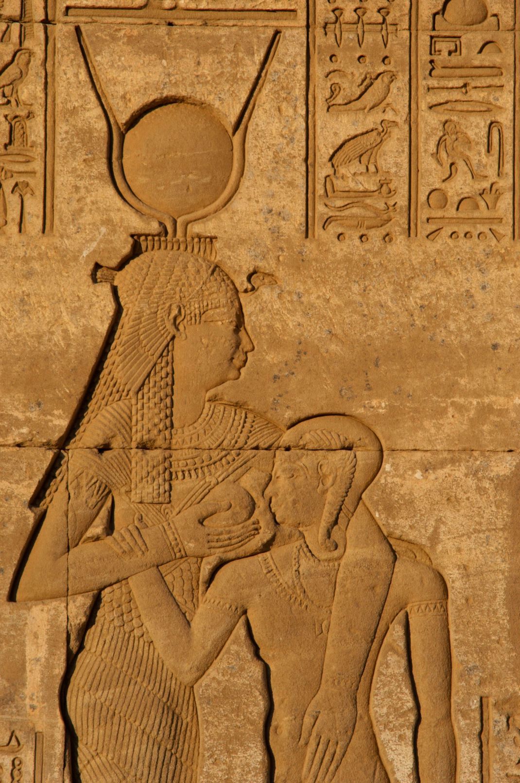 Relief von Göttin Hathor, die ihren Sohn stillt. 