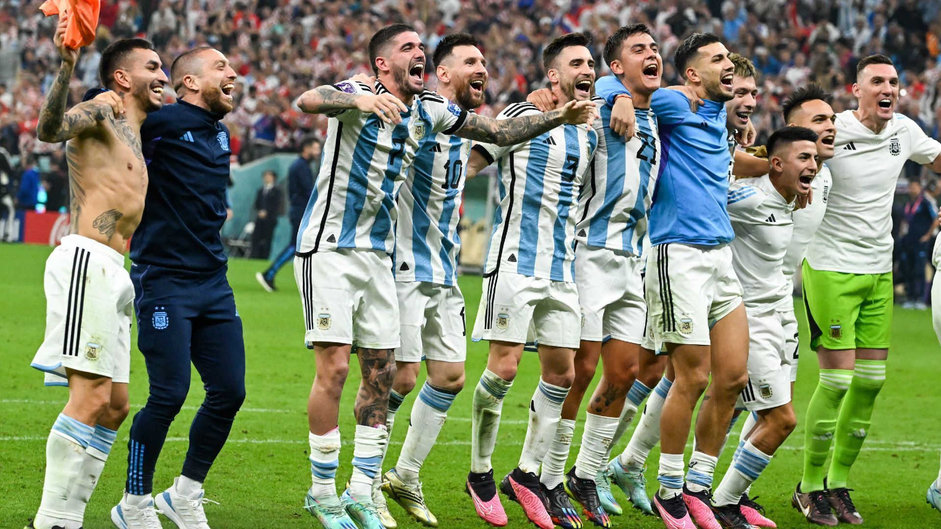 
                <strong>Pressestimmen: Argentinien - Kroatien</strong><br>
                Argentinien feiert, Kroatien schiebt Frust. Nach dem klaren 3:0-Erfolg der Albiceleste gegen den aktuellen Vizeweltmeister könnten die Emotionen unterschiedlicher kaum sein. Das gilt auch für die jeweiligen Medien der beiden Länder. Während in Argentinien Lionel Messi und der zweifache Torschütze Julian Alvarez in den Himmel gelobt werden, schwankt die kroatische Presse zwischen Trauer und Wut auf den italienischen Schiedsrichter Daniele Orsato. ran fasst die Pressestimmen zum ersten Halbfinale dieser WM zusammen.
              