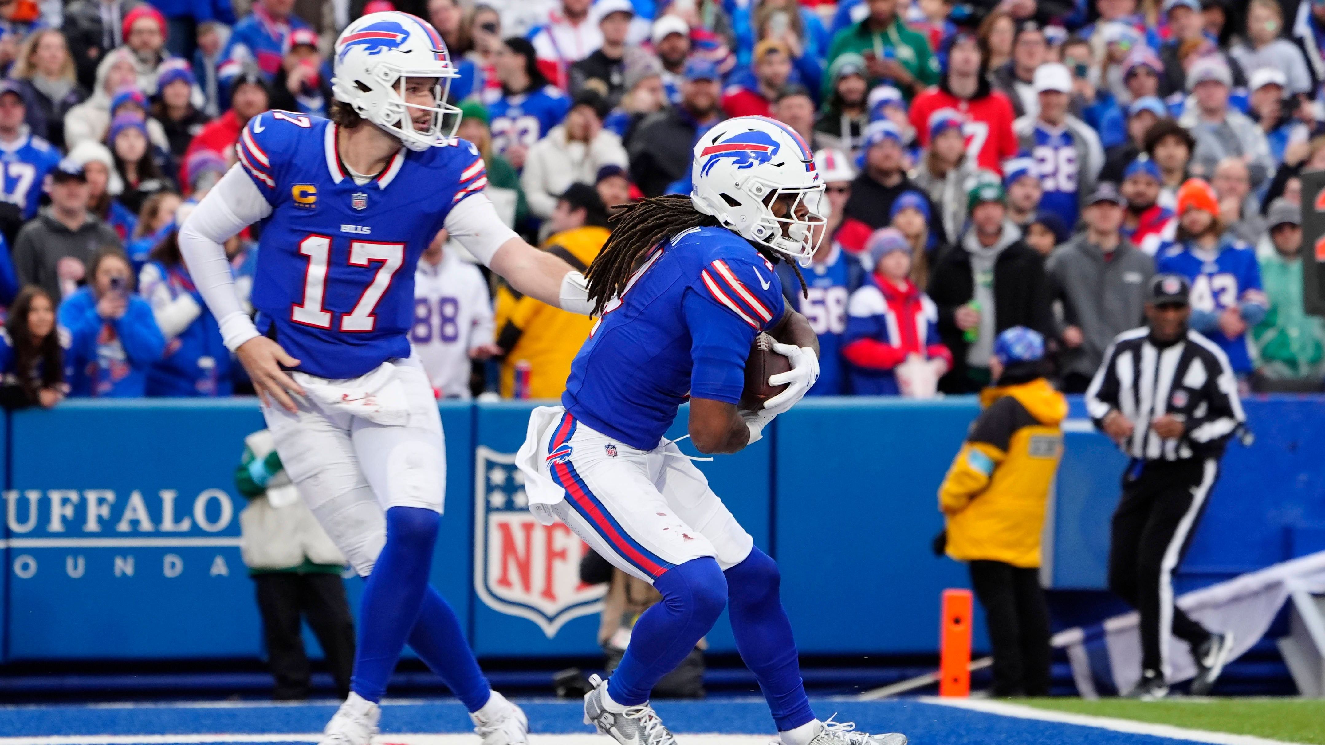 <strong>Wenigste Turnover in einer Saison</strong><br>Einen Team-Rekord gibt's auch noch: Wenn die Buffalo Bills gegen die New England Patriots ohne Interception oder Fumble bleiben, dann stellen sie den Rekord der New Orleans Saints aus dem Jahr 2019 ein. In bisher 16 Spielen unterliefen den Bills nur neun Ballverluste. Der Unterschied: Die Bills würden ein Spiel mehr gespielt haben, hätten somit weniger Turnover pro Partie.