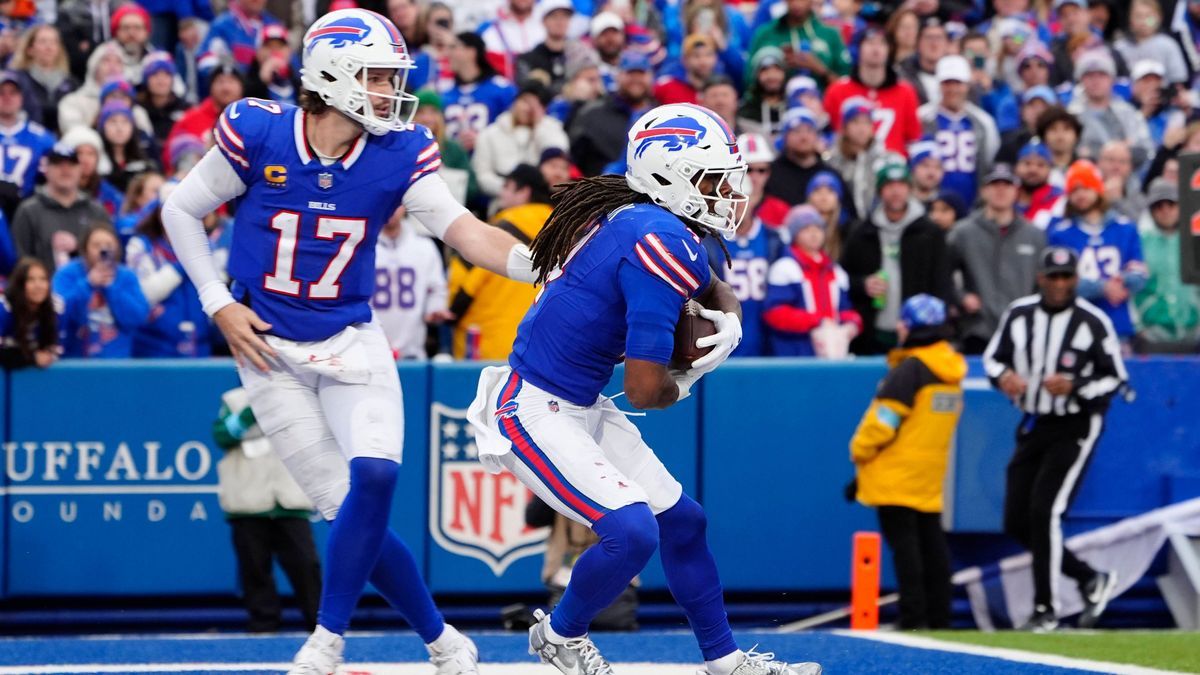 NFL, American Football Herren, USA New York Jets at Buffalo Bills Dec 29, 2024; Orchard Park, New York, USA; Buffalo Bills quarterback Josh Allen (17) hands off the ball to Buffalo Bills running ba...