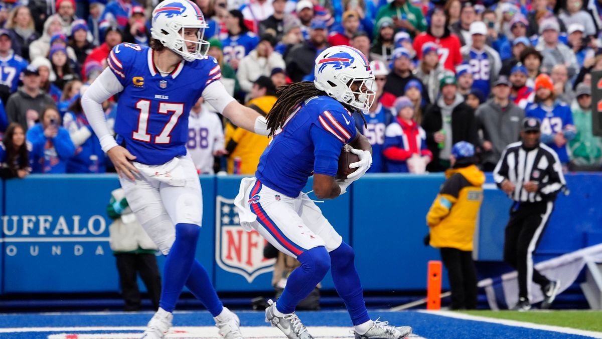 NFL, American Football Herren, USA New York Jets at Buffalo Bills Dec 29, 2024; Orchard Park, New York, USA; Buffalo Bills quarterback Josh Allen (17) hands off the ball to Buffalo Bills running ba...